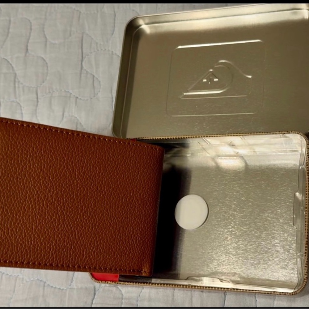 Men’s Quicksilver bi-fold wallet w/metal storage tin, brown/blue, NWT. - Picture 10 of 10